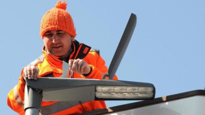 Bild: Stephan Huber
Hilft der Stadt beim Geldsparen: Bauhofmitarbeiter Jochen Sandig montiert von einem Hubkran aus moderne LED-Lichter in einer Straßenlaterne. Allein im vergangenen Jahr konnten so 385 000 kWh Strom gespart werden.