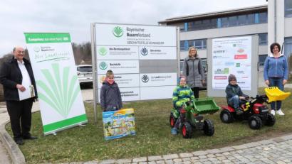 Bild: Hirsch
Die Kreisbäuerinnen Sabine Schindler (rechts) und Manuela Pronath (Mitte) überreichten gemeinsam mit BBV-Kreisgeschäftsführer Josef Wittmann (links) den Hauptgewinnern des Gewinnspiels die Preise. Von links Alexandra Meier, Thomas Bodensteiner und Xaver Bierler.