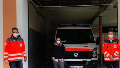 Bild: Julia Rupp/exb
Die kommissarische Bereitschaftsleiterin Franziska Bablitschky (Mitte) und stellvertretender Kreisbereitschaftsleiter Thomas Rauch begrüßen den neuen Bereitschaftsleiter Ediz Kozanli (links),