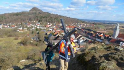 Bild: ow
Richtig schwer schleppen und so eine Art eigenen Kreuzweg erleben durften Bürgermeister Wolfgang Haberberger und Pfarrer Hartmut Klausfelder, um das gewichtige Gipfelkreuz auf dem oberen Plateau des Kleinen Kulms zu platzieren.