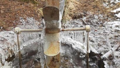 Bild: soj
Auch im Frühling hat Väterchen Frost das Wasserrad noch fest im Griff.