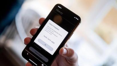 Bild: Axel Heimken
Die App Luca läuft auf einem Smartphone. Foto: Axel Heimken/dpa/Archivbild