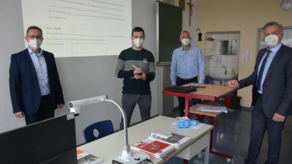 Bild: jr
Landrat Roland Grillmeier (rechts) informierte sich in der Realschule im Stiftland vor Ort über die Umsetzung des Programms "Digitales Klassenzimmer". 189.000 Euro hat der Landkreis als Sachaufwandsträger investiert. Von links Schulleiter Stephan Drexler, Lehrer und Digitalbeauftragter Manuel Brucker sowie Jürgen Drahota (Firma Arados).
