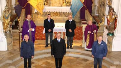 Bild: boj
Die Ehrung der Sodalen Eduard Schmid, Johann Karl und Michael Zitzmann (vorne von links) für langjährige Mitgliedschaft vollzogen Pfarrer Herbert Rösl, die Obmänner Wolfgang Forster (MMC Pertolzhofen) und Joseph Salomon (MMC Niedermurach) sowie Pater Josef Schwemmer (hinten von links).