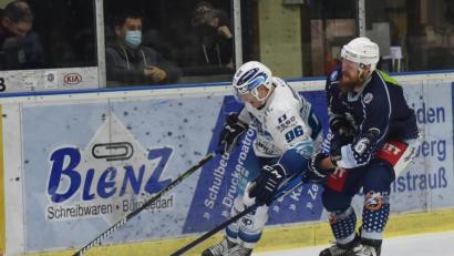 Archivbild: gb
Kapitän Ralf Herbst (rechts) und die Blue Devils Weiden konnten die Erwartungen in der vergangenen Saison nicht erfüllen.
