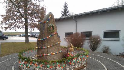 Bild: ct
Der Brunnen auf dem Geländes des Hauses der Betreuung und Pﬂege in Schlicht ist bereits österlich geschmückt.