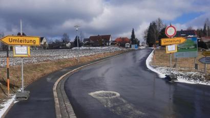 Bild: ld
Der Straßenbau am Kreuzweg ist wieder angelaufen. Die Bewohner von Oberölbühl müssen Umwege in Kauf nehmen.
