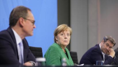 Bild: Michael Kappeler/dpa
Der Berliner Regierende Bürgermeister Michael Müller (SPD, von links), Bundeskanzlerin Angela Merkel (CDU) Ministerpräsident Markus Söder (CSU) nehmen an einer Pressekonferenz im Kanzleramt nach den Beratungen von Bund und Ländern teil.