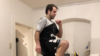 Bild: gsp
VC-Trainer Flo Birner demonstriert eine Übungseinheit.