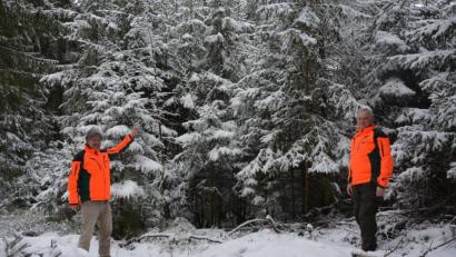 Bild: jr
Forstbetriebsleiter Norbert Zintl (rechts) und Forstamtsrat Wolfgang Prölß sind im Waldgebiet der „Erlebniswelt Waldnaabaue“ unterwegs.