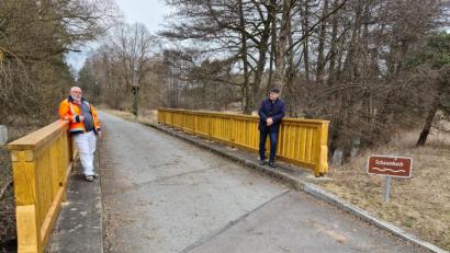 Bild: sne
Bürgermeister Edgar Knobloch (rechts) und Klaus Guthmann lehnen an dem neuen Geländer schon mal Probe. Das Werk des Bauhofs sollte wieder einige Jahrzehnte Sicherheit auf der Schaumbachbrücke geben.