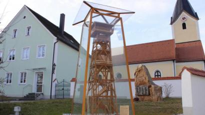 Bild: pko
Geschützt in einer Einhausung schmückt ein Modell des bisherigen Hirschbergturms seit dem vergangenen Jahr den Dorfplatz in Fuhrn.