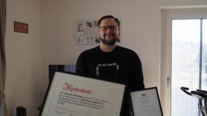 Bild: du
Stolz präsentiert der neue Zahntechniker-Meister Sebastian Guttenberger den Meisterbrief und den Meisterpreis der Bayerischen Staatsregierung.