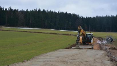 Bild: jr
Rund 2,53 Millionen Euro, einschließlich Grunderwerb, kosten der Straßenausbau und die Sanierung der Gemeindeverbindungsstraße ST 2178-Pechtnersreuth (im Bild die Baustelle von Pechtnersreuth her
in Richtung Staatsstraße). Daneben sind im Haushalt weitere Infrastrukturmaßnahmen eingeplant, vor allem für die Erneuerung von Kanal- und Wasserleitungen.