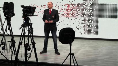 Bild: fks
Statt einer Vollversammlung in der Stadthalle zu organisieren, zeichnete BRK-Bereitschaftsleiter Sven Lehner seine Ansprache auf. Diese konnten sich die Mitglieder bequem zu Hause ansehen.