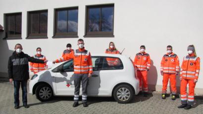 Bild: sei
Phillipp Mangold (Vierter von links), Leiter der Helfer vor Ort Haidenaabtal, freut sich mit seiner Truppe über die Spende der Kolpingsfamilie Mantel, die Vorsitzender Georg Schlehuber (links) überreicht. Die Helfer sparen auf ein neus Einsatzauto.