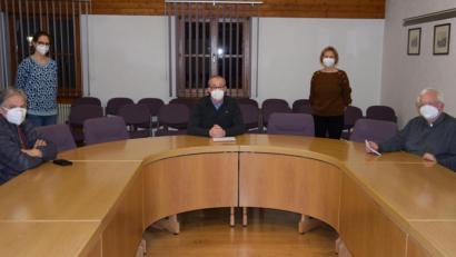 Bild: bö
Sind private Treffen die Ursache? In Rieden sorgen sich die Verantwortlichen über die explodierenden Coronazahlen (von links): Pfarrgemeinderatsvorsitzender Josef Weinfurtner, Dr. Anne Althammer, Bürgermeister Erwin Geitner, Dr. Gertraud Weigert und Pfarrer Gottfried Schubach.