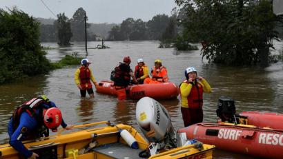 Bild: Dean Lewins/dpa
Tagelanger Starkregen hat im Osten Australiens die schlimmsten Überschwemmungen seit Jahrzehnten ausgelöst und den Rettungskräften bei zahlreichen Einsätzen viel abverlangt.