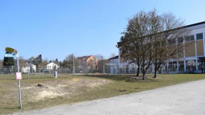 Bild: bnr
Die Sportler jeden Alters werden sich freuen. Zwischen Schulsportplatz und Parkplatz wird in Kürze die Parkouranlage gebaut.