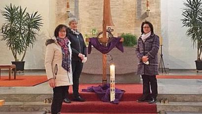 Bild: twi
Die Lektorinnen Anita Wiesent und Maria Krös sowie die Frauenbundvorsitzende Maria Schlögl gestalteten eine Kreuzwegandacht zur Pandemie