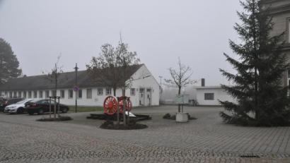 Bild: ak
In diesem Bereich des Bahnhofgeländes sollen ein Info-Point sowie ein WC- und Wartehäuschen entstehen. Das alte WC im wird dafür abgerissen.