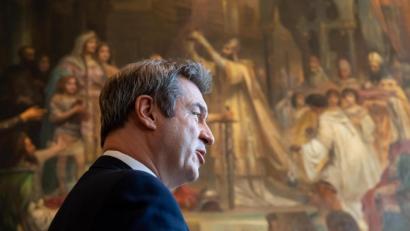 Bild: Sven Hoppe
Ministerpräsident Markus Söder (CSU) im Rechtfertigungsmodus: Im Landtag muss er sich nach der Ministerpräsidentenkonferenz vom Montag und der Verwirrung um die Ruhetage vor Ostern viel Kritik gefallen lassen.