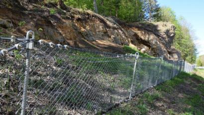 Bild: bö
Mit einem niedrigen Steinschlagschutzzaun am Böschungsfuß werden künftige Steinabgänge abgesichert. Die Anlage soll nahezu baugleich die bei Pfaffenhofen (Bild) sein.