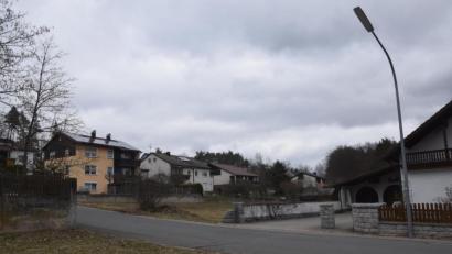 Bild: fz
Gegenüber dem ehemaligen Lucerna würde die Antragstellerin zwischen den Anwesen Fuchs (unten) und Wittmann (oben) die Wohnanlage bauen.