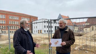 Bild: ass
Es muss nicht Ten Brinke sein, sagen Wolfgang Schimmel (links) und Achim Hüttner von der IG Menschengerechten Stadt. Ein befreundeter Architekt hat ihnen einen Entwurf zur Verfügung gestellt, wie das Bürgerspitalgelände alternativ überplant werden könnte.