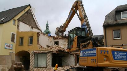 Bild: fpoz
Auf Hochtouren laufen derzeit die Abbrucharbeiten am ehemaligen Ries-Haus.