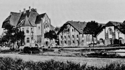 Repro: R. Kreuzer
Das schwarz-weiße Bild aus dem Buch des Ehemanns von Marlis Schuster Robert zeigt das Kreuz vor dem ehemaligen Schlachthof.