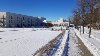 Bild: rti
Kur- und Heilbäder wie Bad Neualbenreuth hat die Corona-Pandemie mit am härtesten getroffen: Die Parkplätze vor dem Kurhotel Pyramide neben dem Sibyllenbad sind leer. Seit Wochen dürfen keine Gäste kommen.