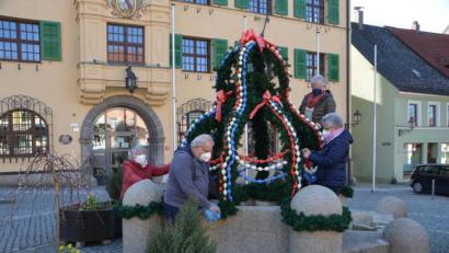 Bild: dob
Claudia Passow, Josef Dobmayer, Renate Wührl und Margit Kreisl (von links nach rechts) werkelten am Osterbrunnen vor dem Rathaus, den sie mit Eiern und Schleifen in Stadtfarben verzierten.
