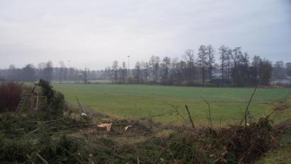 Bild: kaz
Zum Neubau der Realschule gehört auch ein neuer Sportplatz. Dieser soll auf einer Fläche entstehen die als "Bodendenkmal" gekennzeichnet ist. Unter ihr befinden sich Überreste von "Altenkemnath".