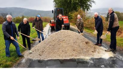 Bild: ld
Gute Laune beim Spatenstich! Zum gemeinsamen Spatenstich trafen sich die Bürgermeister der Gemeinden Brand und Nagel, Bernhard Schindler (Dritter von rechts) und Helmut Voit (Zweiter von links), mit Vertretern der Bauämter, Planern, Vertretern der ausführenden Firma und weiteren Verantwortlichen.