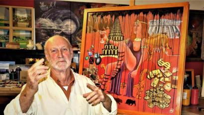 Bild: ubb
Vor seinem Gemälde "Die Hure Babylon" erklärt Robin Seur leidenschaftlich die Hintergründe, warum er die Offenbarung des Johannes gemalt hat. Er möchte mit seinen 22 Werken die Menschen zum Umdenken einladen. Denn der Prophet habe bereits gewusst, dass die Menschheit eines Tages die eigene Lebensgrundlage zerstören werde.