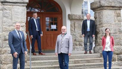 Bild: Claus Oberndorfer/Landratsamt Tirschenreuth/exb
Sozialamtsleiter Wolfgang Jäger (Mitte) verabschiedete sich in den Ruhestand. Landrat Roland Grillmeier, Personalchef Walter Brucker, Personalratsvorsitzender Max Bindl und die neue Sachgebietsleiterin im Sozialamt, Judith Sollfrank, (von links) wünschten ihm alles Gute.