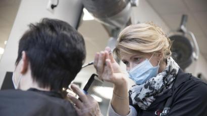 Bild: Erwin Scheriau/dpa
Nach elf Wochen geht es bei den Friseuren wieder los. Der Andrang wird groß sein, obwohl viele Hygienevorschriften, wie das Tragen von Masken, eingehalten werden müssen.
