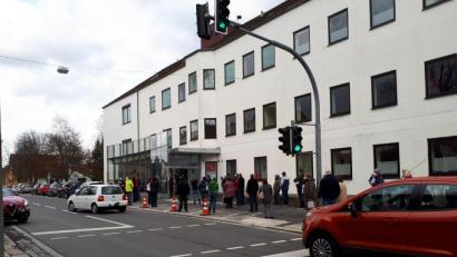 Bild: pz
Vor dem Impfzentrum in Waldsassen bilden sich immer wieder Schlangen. Das Rote Kreuz bittet die Bürger, erst kurz vor den Terminen zum Impfzentrum zu kommen.