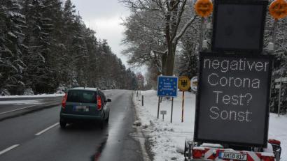 Bild: jr
Am Grenzübergang bei Waldsassen weist ein großes Hinweisschild auf einem mobilen Warnanhänger Einreisende aus Tschechien auf die Testpflicht hin.