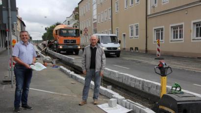 Bild: kro
Zweiter Bürgermeister Karlheinz Hoyer und der geschäftsführende Beamte der Stadt, Martin Rosner (links), überzeugten sich vom Baufortschritt in der Egerer Straße.