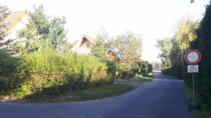 Bild: pz
Ein Schild am Stationsweg, gleich hinter der Einmündung in die Elsa-Brändström-Straße, weist auf die Sperrung der Fahrbahn hin.