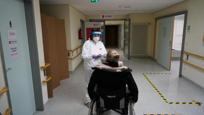 Bild: Schwab, Mareike
Testlauf im Impfzentrum Waldsassen: Bevor es zur Impfung geht können noch Fragen des Patienten über mögliche Risiken beantwortet werden.