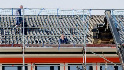 Bild: Hirsch
Mitarbeiter einer Regensburger Firma verlegen auf dem Fach der Grund- und Mittelschule Schwarzenfeld 120 Solarmodule. Die Kosten von 175 000 Euro übernimmt die "Bürger-Energie-Genossenschaft Mittlere Oberpfalz eG".