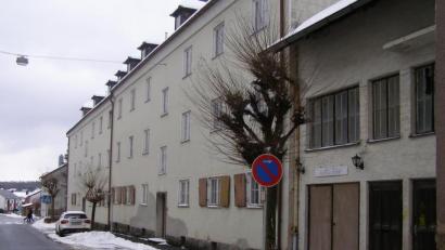 Bild: pz
Seit vielen Jahren leer steht das Mehrfamilienhaus an der Adalbert-Stifter-Straße 2 und 4. Entgegen früherer Konzepte sind der Kinosaal und der Zwischenbau (rechts) nicht mehr in die Planungen für ein mehrstöckiges Wohnhaus einbezogen.