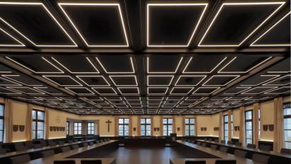 Archivbild: tr
Im sehr geräumigen großen Sitzungssaal des Landratsamt waren die Sitzung des Kreisausschusses und des Kewog-Aufsichtsrats.