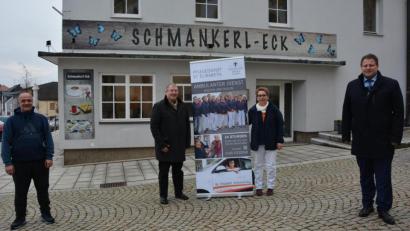 Bild: jr
Im Frühjahr 2021 wird der Ambulante Pflegedienst St. Elisabeth des Deutschen Ordens einen zusätzlichen Stützpunkt mit Beratungsbüro am Kirchplatz einrichten. Von links Vermieter Erdal Efe, Geschäftsleiter Carsten Gleißner, Pflegedienstleiterin Carmen Zottmeier und Bürgermeister Stefan Grillmeier.