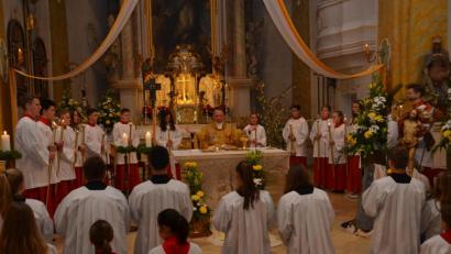 Archivbild: dob
Die Osternacht in der Vohenstraußer Stadtpfarrkirche - wie hier im Jahr 2017 - wird heuer von den coronabedingten Beschränkungen geprägt sein. Dekan Alexander Hösl freut sich aber, wenn sich die Gläubigen in der Kirche zu dem Hochfest versammeln dürfen.