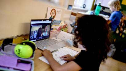 Symbolbild: Britta Pedersen/dpa
Unterricht auf Distanz: Die Schulen im Landkreis Tirschenreuth sehen sich für die verschiedenen digitalen Unterrichtsmodelle gerüstet.