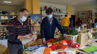 Bild: kaz
Peter Kett und Erich Steiner (von links) bestücken im Werkhof Tirschenreuth einen Verkaufstisch mit Weihnachtsartikeln.